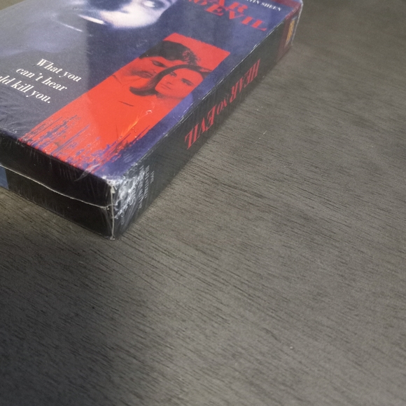 1995 Hear No Evil Vhs New Factory Sealed - Picture 8 of 10